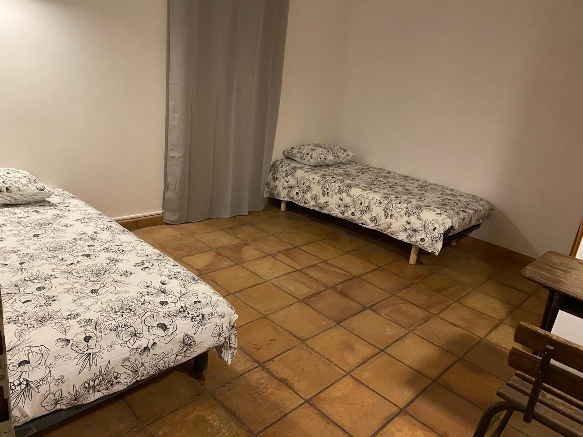 Maison Dans Village Calme Арль Экстерьер фото